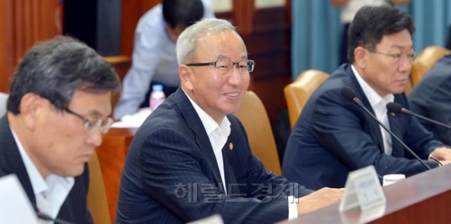 현오석(정무직공무원/기획재정부장관부총리)
27일 오전 서울 세종로 정부 서울청사에서 열린 제2차 경제민생활성화 대책회의 및 경제장관회의가 열려 현오석 기획재정부 부총리가 회의전 눈인사를 하고 있다.