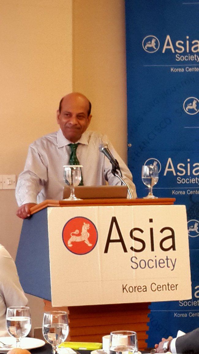비제이고빈다라잔(VijayGovindarajan/다트머스대학교교수)
Professor Vijay Govindarajan speaks at the August session of Asia Society’s Big Thinkers at Lotte Hotel in central Seoul on Monday evening. Asia Society