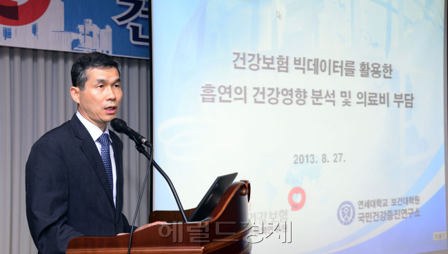 27일 오전 국민건강보험공단이 서울 마포구 국민건강보험공단 본부에서 임직원 및 외부인사를 초청해 건강보장세미나를 개최한 가운데 지선하 연세대 보건대학원 교수가  '빅데이터를 활용한 흡연의 건강영향 분석 및 의료비부담'을 주제로 발표하고 있다. 박해묵 기자/mook@heraldcorp.com
27일 오전 국민건강보험공단이 서울 마포구 국민건강보험공단 본부에서 임직원 및 외부인사를 초청해 건강보장세미나를 개최한 가운데 지선하 연세대 보건대학원 교수가  '빅데이터를 활용한 흡연의 건강영향 분석 및 의료비부담'을 주제로 발표하고 있다. 박해묵 기자/mook@heraldcorp.com
서울 마포구 국민건강보험공단에서 27일 열린 ‘빅데이터를 활용한 흡연의 건강영향 분석 및 의료비부담’ 주제 세미나에서 지선하 연세대 교수가 주제발표를 하고 있다. 건강보험공단은 연구 결과를 토대로 조만간 국내외 담배 제조사들을 대상으로 한 대규모 소송을 진행할 예정이다.  박해묵 기자/mook@heraldcorp.com