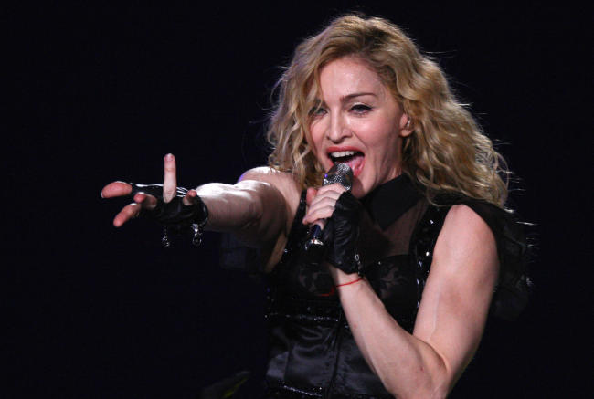 마돈나(Madonna/가수/영화감독)
미국 경제전문지 포브스는 26일(현지시간) 웹사이트에서 지난해 6월부터 올해 6월까지 세계에서 돈을 많이 벌어들인 유명인사들의 순위를 발표했다. 연합뉴스에 따르면 포브스는 마돈나가 열두 번째 앨범 ‘MDNA’ 월드투어에 성공했으며 의류와 향수 판매, 다양한 투자로 수입을 늘렸다고 소개했다.
