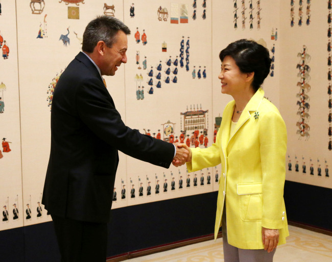 President Park Geun-hye meets with International Committee of the Red Cross President Peter Maurer at Cheong Wa Dae on Tuesday. Maurer visited North Korea last week to discuss humanitarian issues with North Korean officials ceremonial head of state Kim Yong-nam.   Chung Hee-cho/The Korea Herald
