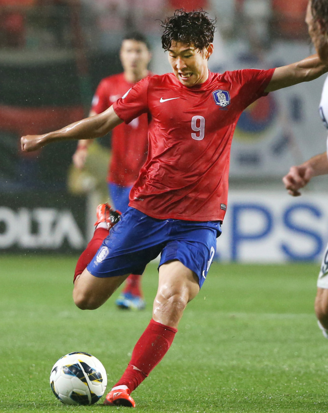 손흥민(축구선수/TSV바이엘04레버쿠젠포워드)
<YONHAP PHOTO-0501> 손흥민, 홍명보號 첫 승선 (서울=연합뉴스) '손세이셔널' 손흥민(레버쿠젠)이 홍명보호(號)에 처음 발탁됐다. 홍명보 축구 대표팀 감독은 27일 서울 종로구 신문로 축구회관에서 아이티(9월 6일·인천축구전용구장) 및 크로아티아(9월 10일·전주월드컵경기장) 평가전에 나설 25명의 태극전사를 발표했다. 사진은 지난 6월 11일 오후 서울 성산동 서울월드컵경기장에서 열린 2013 브라질 월드컵 아시아지역 최종예선 7차전 우즈베키스탄 경기에서 슛을 시도하는 손흥민. 2013.8.27 utzza@yna.co.kr zjin@yna.co.kr/2013-08-27 11:01:04/ <저작권자 ⓒ 1980-2013 ㈜연합뉴스. 무단 전재 재배포 금지.>
Son Heung-min of Bayer Leverkusen will be looked upon to provide an offensive spark.
Yonhap News