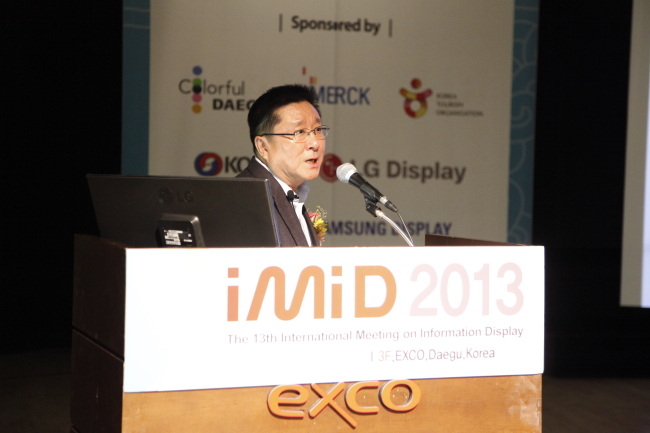 LG Display Han Sang-beom gives a keynote speech at the International Meeting on Information Display 2013 in Daegu on Tuesday.   LGD