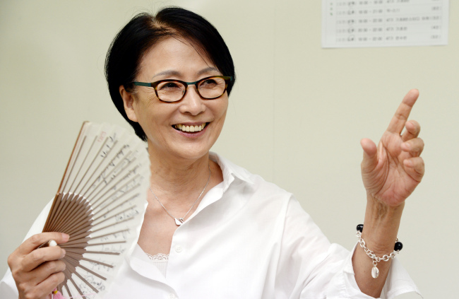 Seoul International Drama Awards jury chair Lee Kum-lim discusses the current drama market at the Korea TV and Radio Writers Association headquarters in Seoul on Monday.   Park Hyun-koo/The Korea Herald