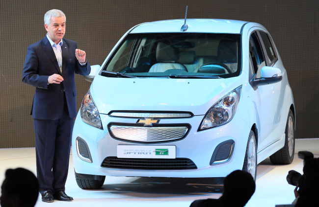 GM Korea CEO  Sergio Rocha introduces Chevrolet’s Spark EV, the company’s first electric vehicle, at a ceremony in Incheon on Tuesday.   Yonhap News