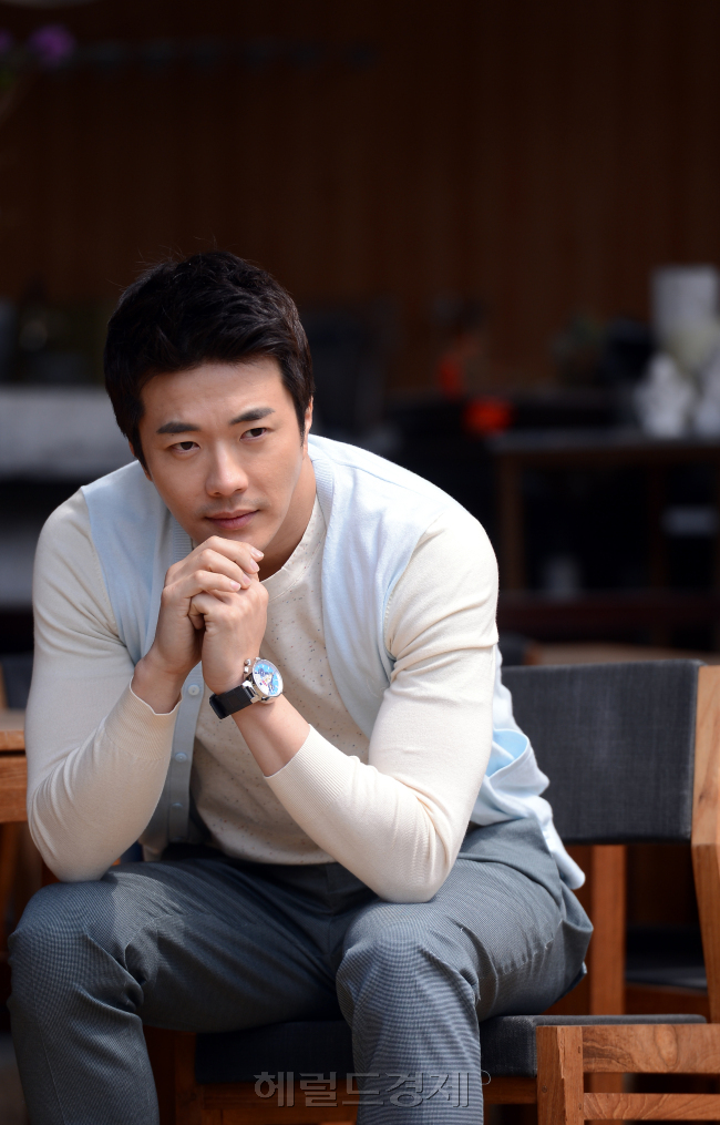 권상우(영화배우/탤런트)
배우 권상우(37)가 증권가 정보지를 통해 불거진 강예빈과의 불륜설에 법적대응 의사를 밝혔다.