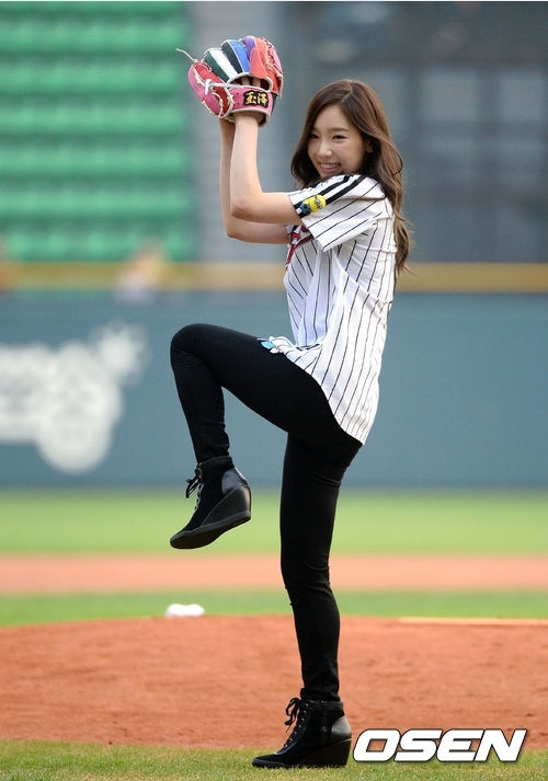 태연(김태연/가수/뮤지컬배우/소녀시대/소녀시대-태티서)
태연은 27일 오후 서울 잠실야구장에서 열린 ‘2013 한국야쿠르트 세븐 프로야구, LG 트윈스와 넥센 히어로즈’의 경기에 앞서 시구자로 나섰다.