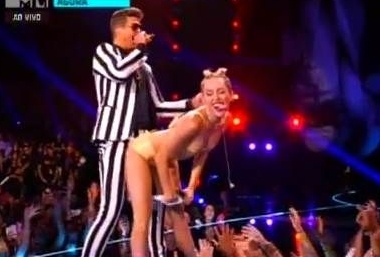 로빈시크(RobinThicke/가수),마일리사이러스(MileyCyrus/영화배우/가수)
가수 겸 배우인 마일리 사이러스가 충격적 성행위 퍼포먼스로 현장을 멘붕에 빠트렸다.