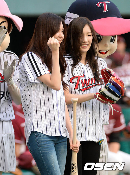 서현(서주현/가수/소녀시대/소녀시대-태티서),태연(김태연/가수/뮤지컬배우/소녀시대/소녀시대-태티서)
태연은 27일 오후 서울 잠실야구장에서 열린 ‘2013 한국야쿠르트 세븐 프로야구, LG 트윈스와 넥센 히어로즈’의 경기에 앞서 시구자로 나섰다.