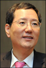 이민화(기업인/교수/한국디지털병원수출사업협동조합이사장/KAIST초빙교수/유라시안네트워크이사장)
창조경제는 16년 전 영국을 시작으로 호주, 미국, 일본, 중국 등 수많은 국가들이 미래전략으로 추진 중이다. 한국이 최초는 아니다. 그러나 영국이 창조경제1.0을 시작했다면, 한국은 ‘창조경제2.0’ 시대를 열어가는 셈이다.