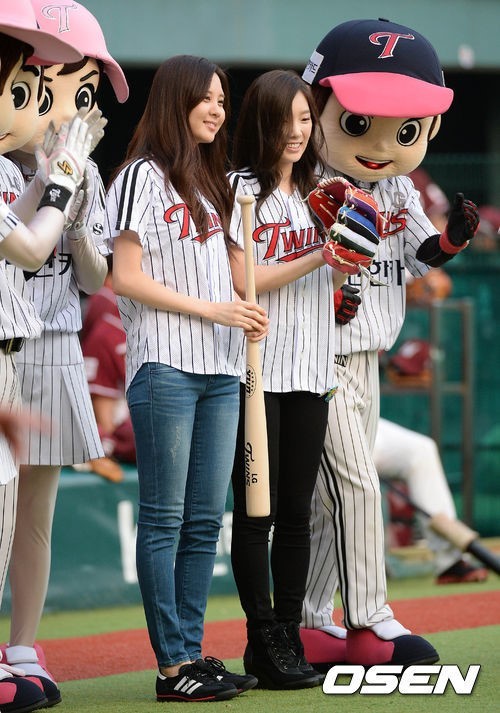 서현(서주현/가수/소녀시대/소녀시대-태티서),태연(김태연/가수/뮤지컬배우/소녀시대/소녀시대-태티서)
소녀시대 태연과 서현이 야구장을 찾아 각각 시구와 시타를 선보였다.