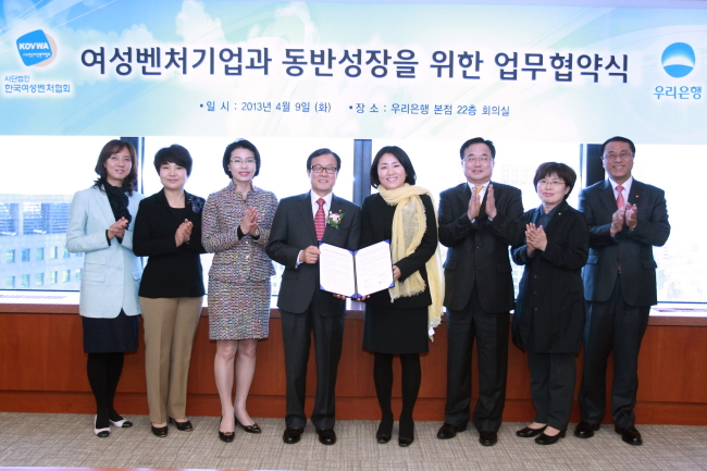 이순우(금융인/우리금융지주회장/우리은행은행장)
우리금융그룹의 창조금융은 ‘명의론’에서 출발한다. “아프기 전 처방하는 명의(名醫)가 되라”는게 이순우 우리금융 회장의 지론. 즉 중소기업의 아픈 곳이 어딘지를 찾고 그것에 맞게 처방하고 치료하는 게 가장 중요하다는 것이다.
