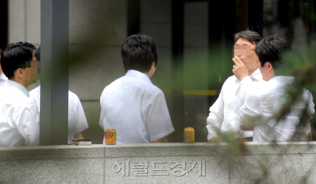 여의도 증권가 흡연 스케치./안훈기자 rosedale@ 2010.07.20
여의도 증권가 흡연 스케치./안훈기자 rosedale@ 2010.07.20
여의도 증권가 흡연 스케치./안훈기자 rosedale@ 2010.07.20