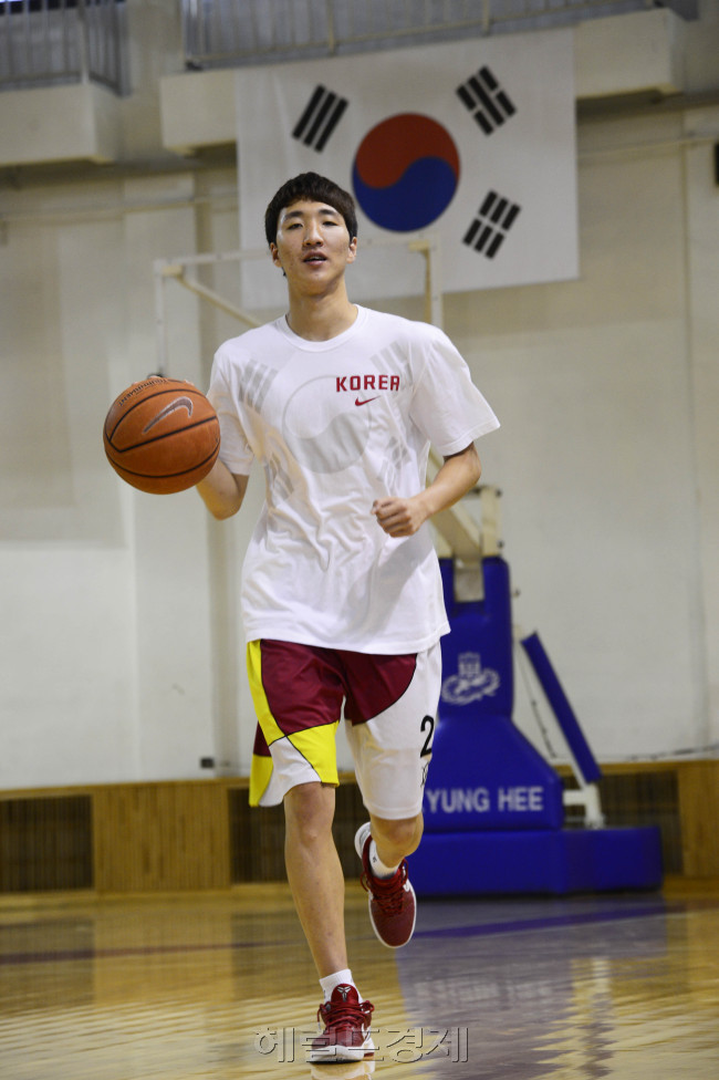 농구대표팀 김민구-경희대 수원캠퍼스 체육관. 박해묵 기자/mook@heraldcorp.com
농구대표팀 김민구-경희대 수원캠퍼스 체육관. 박해묵 기자/mook@heraldcorp.com
“부모님께 의미있는 선물을 드리고 싶은데, 뭐가 좋을까요.” 김민구(경희대)는 16년 만에 남자농구 월드컵 진출로 받게 될 생애 첫 포상금으로 어떤 선물을 살지 즐거운 고민 중이다. 농구팬들은 그런 김민구에게 이미 ‘남자농구 부활’이라는 값진 선물을 받았다. 곧 프로 무대에 몰고 올 ‘김민구 효과’도 벌써부터 기대를 모은다.
용인=박해묵 기자/mook@heraldcorp.com