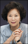 신영자(기업인/복지기관단체인/롯데쇼핑사장)
롯데장학재단은 28일 전국 청소년과 대학생 810명에게 장학금 19억3000만원을 전달했다.