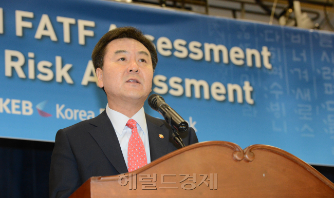 28일 신제윤금융위원장이 외환은행에서 열린 아시아 자금세탁방지 지역기구 워크숖에 참석, 축사를 하고 있다.<br />정희조 기자/checho@heraldcorp.com 130828
28일 신제윤금융위원장이 외환은행에서 열린 아시아 자금세탁방지 지역기구 워크숖에 참석, 축사를 하고 있다.
정희조 기자/checho@heraldcorp.com 130828