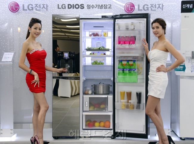 LG전자가 28일 오전 서울 여의도 LG 트윈타워에서 'LG 디오스 정수기냉장고' 신제품 발표회를 가지고 있다. 이번에 발표된 냉장고는 고객니즈 조사작업을 통해 제품을 개발하고 고성능 리니어 컴프레서, 고효율 단열 기술로 에너지 및 공간 효율성을 최대화 했다. 박해묵 기자/mook@heraldcorp.com
LG전자가 28일 오전 서울 여의도 LG 트윈타워에서 'LG 디오스 정수기냉장고' 신제품 발표회를 가지고 있다. 이번에 발표된 냉장고는 고객니즈 조사작업을 통해 제품을 개발하고 고성능 리니어 컴프레서, 고효율 단열 기술로 에너지 및 공간 효율성을 최대화 했다. 박해묵 기자/mook@heraldcorp.com
LG전자가 28일 오전 서울 여의도 LG 트윈타워에서 'LG 디오스 정수기냉장고' 신제품 발표회를 가지고 있다. 이번에 발표된 냉장고는 고객니즈 조사작업을 통해 제품을 개발하고 고성능 리니어 컴프레서, 고효율 단열 기술로 에너지 및 공간 효율성을 최대화 했다. 박해묵 기자/mook@heraldcorp.com
LG전자의 모델이 28일 서울 여의도 LG 트윈타워에서 ‘LG 디오스 정수기냉장고’를 소개하고 있다.
박해묵 기자/mook@heraldcorp.com