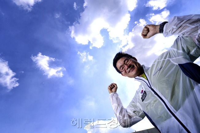 히말라야 14좌 무산소 등정한 김창호 대장. 박해묵 기자/mook@heraldcorp.com
히말라야 14좌 무산소 등정한 김창호 대장. 박해묵 기자/mook@heraldcorp.com
히말라야 14좌 무산소 등정한 김창호 대장. 박해묵 기자/mook@heraldcorp.com