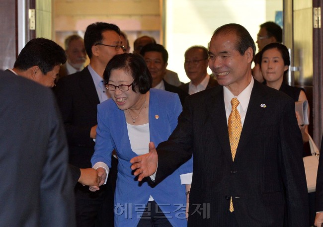 28일 오전 잠실롯데호텔 크리스탈볼룸에서 수협중앙회 주로 "수산부흥을 위한 수산의 미래산업화"라는 주재로 제 3회 KNFC 국제수산심포지움이 열렸다. 이종구 수협중앙회장과 윤진숙 해양수산부장관이 입장을 하고 있다.<br />이상섭 기자. babtong@heraldcorp.com 2013.08.28
28일 오전 잠실롯데호텔 크리스탈볼룸에서 수협중앙회 주로 "수산부흥을 위한 수산의 미래산업화"라는 주재로 제 3회 KNFC 국제수산심포지움이 열렸다. 이종구 수협중앙회장과 윤진숙 해양수산부장관이 입장을 하고 있다.
이상섭 기자. babtong@heraldcorp.com 2013.08.28
28일 오전 잠실롯데호텔 크리스탈볼룸에서 수협중앙회 주로 "수산부흥을 위한 수산의 미래산업화"라는 주재로 제 3회 KNFC 국제수산심포지움이 열렸다. 이종구 수협중앙회장과 윤진숙 해양수산부장관이 입장을 하고 있다.
이상섭 기자. babtong@heraldcorp.com 2013.08.28
