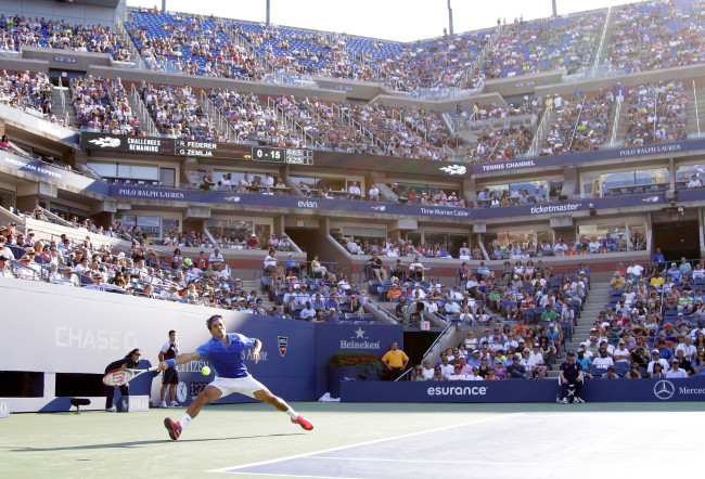 Roger Federer returns a ball to Grega Zemlja during the U.S. Open Tennis Championships at the USTA Billie Jean King National Tennis Center in New York City on Tuesday.    UPI-Yonhap News