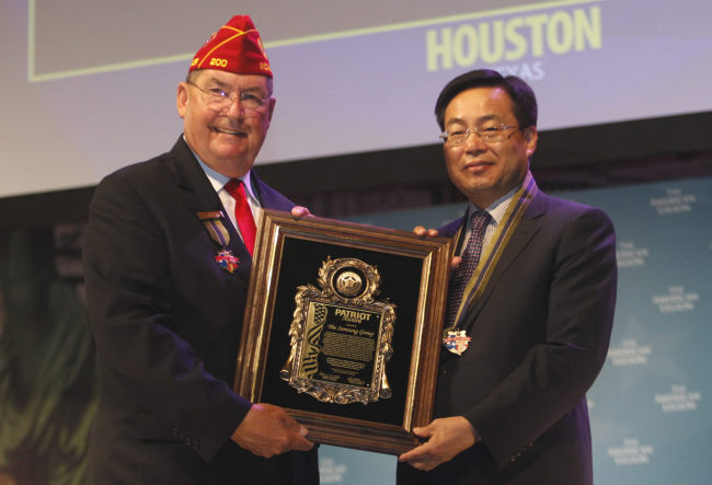 Kim Yang-kyu (right), president and CEO of Samsung Electronics North America, accepts the Patriot Award on behalf of Samsung from James E. Koutz, national commander of the American Region in Houston on Tuesday.   Yonhap News