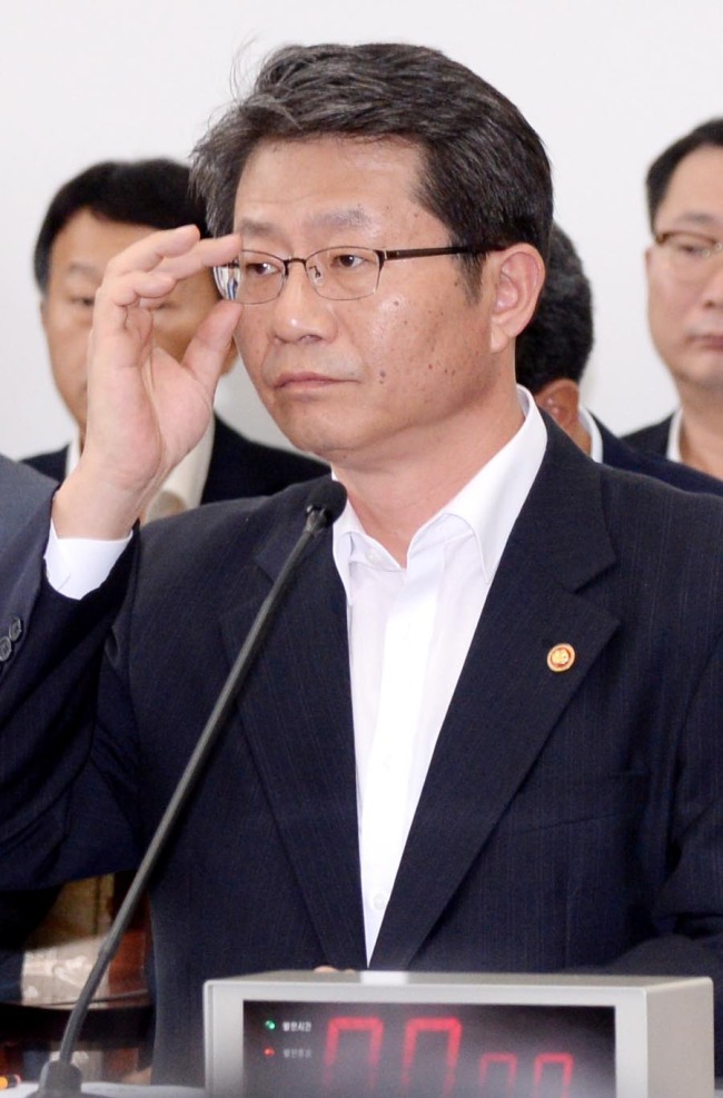Unification Minister Ryoo Kihl-jae attends a session of the parliamentary committee on inter-Korean relations on Wednesday.
Park Hyun-koo/The Korea Herald