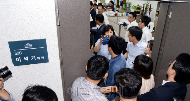 국정원과 검찰이 내란죄로 28일 오전 국회 의원회관 통합진보당 이석기 의원과 김홍열 경기도당위원장을 포함한 통합진보당 현역 의원 및 당직자 등 관련 인사의 자택 또는 사무실 10여곳에 대한 압수수색을 하고 있다. 사진은 이석기 의원실 압수수색에 몸싸움 하는 보좌관과 직원들. 박현구 기자pho@heraldcorp.com