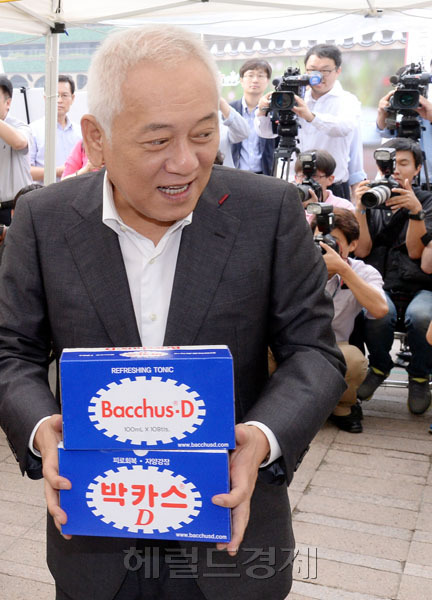 김한길(국회의원/민주당당대표)
28일 오전 서울 시청앞 민주당 천막당사에서 열린 최고위원회의에 참석한 김한길 대표가 장외투쟁을 격려하며 시민들이 선물한 피로회복제를 건네받고 있다. 김한길 대표는 27일 오후 부터 서울광장에 설치된 천막당사에서 국정원 대선개입 사건의 진상규명을 촉구하며 노숙 농성에 돌입했다.