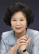 신영자(기업인/복지기관단체인/롯데쇼핑사장)
롯데장학재단은 28일 전국 청소년과 대학생 810명에게 장학금 19억3000만원을 전달했다.