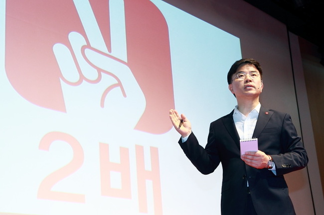 KT president Pyo Hyun-myung introduces benefits for the telecom carrier’s subscribers at its headquarters in downtown Seoul last month.   KT