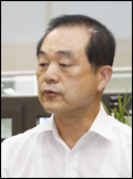 허점욱(금융인/전공무원/한국예탁결제원본부장/상무)
허점욱(61) 한국예탁결제원 경영지원본부장은 대ㆍ중소기업 상생 발전을 위한 예탁결제원의 활동을 총괄하고 있다. 그는 1983년 경제기획원(현 기획재정부) 예산실에서 공직 생활을 시작해 28년 동안 근무했다. 2011년 명예퇴직 후 예탁결제원으로 자리를 옮긴 허 본부장은 그동안의 공직 경험을 최대한 살려 중소기업 지원을 강화해 나갈 생각이다.