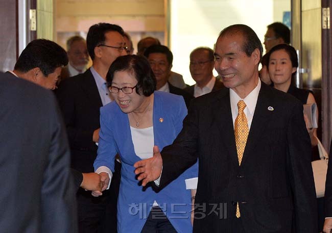 윤진숙(정무직공무원/전연구인/해양수산부장관),이종구(금융인/수협중앙회회장)
28일 오전 잠실롯데호텔 크리스탈볼룸에서 수협중앙회 주최로 “수산부흥을 위한 수산의 미래산업화”라는 주재로 제 3회 KNFC 국제수산심포지움이 열렸다. 이종구 수협중앙회장과 윤진숙 해양수산부장관이 입장을 하고 있다.