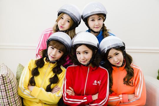 엘린(김민영/가수/크레용팝),소율(박혜경/가수/크레용팝),금미(백보람/가수/크레용팝),초아(허민진/가수/크레용팝),웨이(허민선/가수/크레용팝)
극우 사이트인 ‘일간베스트(이하 일베)’ 회원 의혹과 관련 ‘일베용팝’ 별명을 얻은 크레용팝이 이번에는 선물 대신 돈을 받겠다며 일명 ‘선물 전용 계좌’를 공개해 물의를 일으켰다.