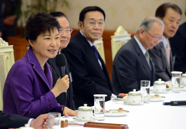 박근혜 대통령이 28일 청와대에서 열린 재일민단 대표단 접견서 인사말 하고있다.<br />정희조 기자. checho@heraldcorp.com