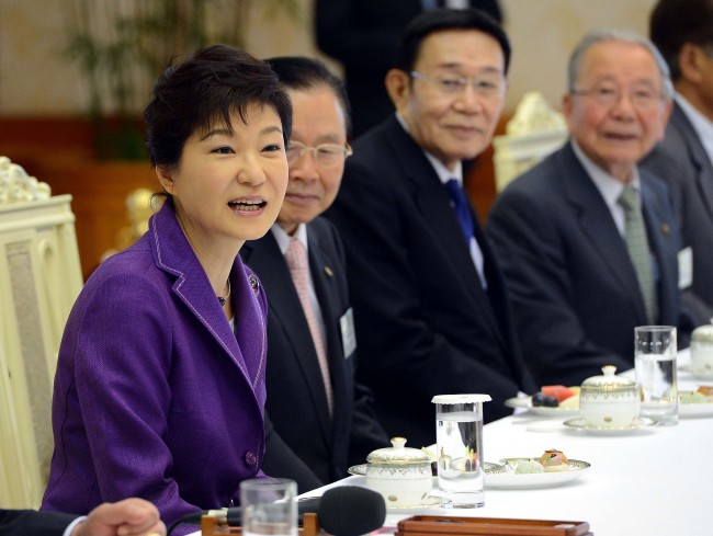 박근혜 대통령이 28일 청와대에서 열린 재일민단 대표단 접견서 인사말 하고 있다.<br />정희조 기자. checho@heraldcorp.com