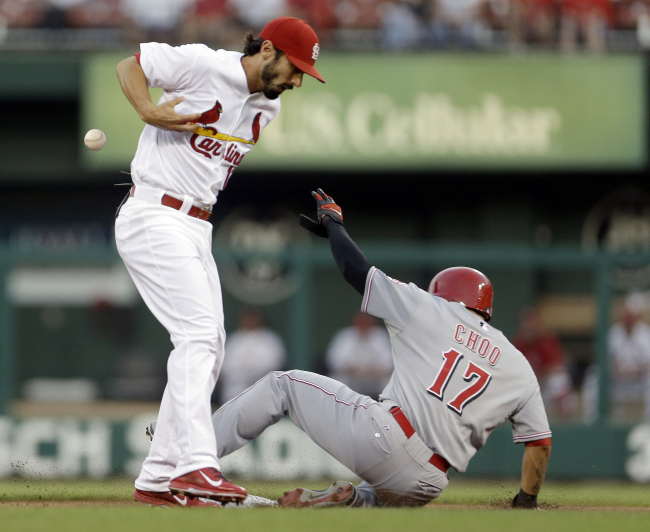 추신수(야구선수/신시내티레즈외야수)
Cincinnati Reds’ Choo Shin-soo (right) is out at second as St. Louis Cardinals’ second baseman Matt Carpenter drops the ball and is unable to turn the double play on Tuesday.   AP-Yonhap News