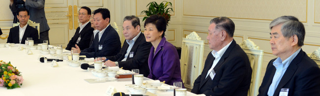 President Park Geun-hye speaks during a luncheon with tycoons at Cheong Wa Dae on Wednesday. From left are Shin Dong-bin of Lotte, Lee Kun-hee of Samsung, Park, Chung Mong-koo of Hyundai Motor and Cho Yang-ho of Hanjin.   Chung Hee-cho/The Korea Herald
