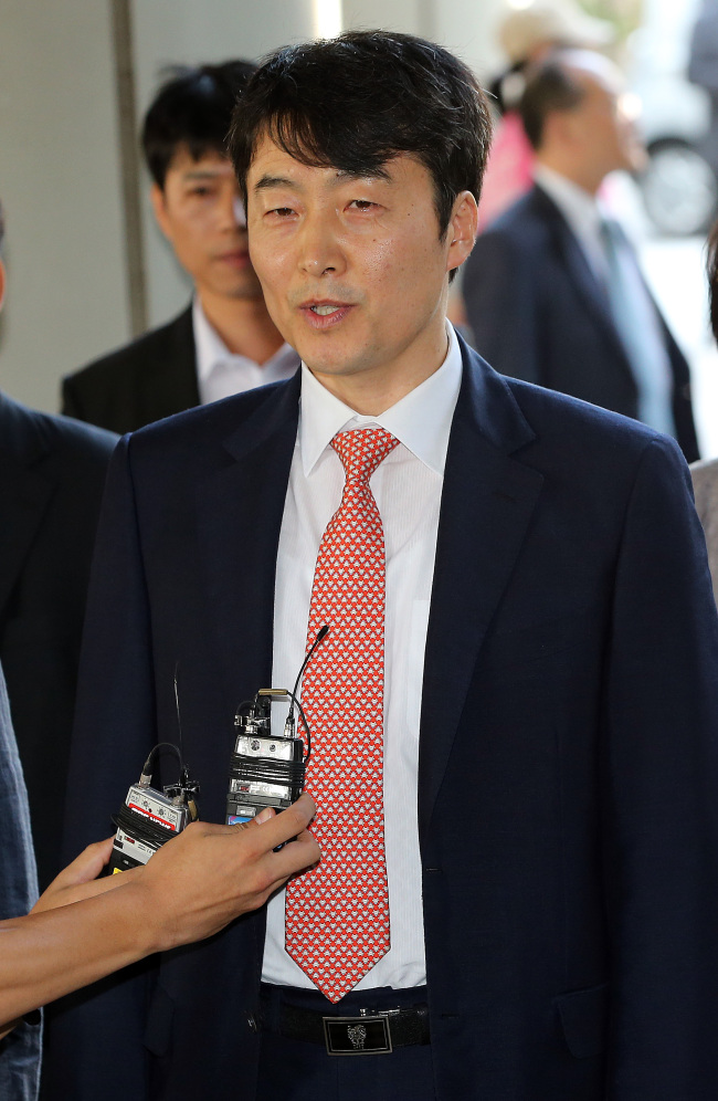 이석기(국회의원/통합진보당국회의원)
The minor Unified Progressive Party’s Rep. Lee Seok-ki has never been free from controversy having been accused of election fraud, illegal funding and leftist ideology.