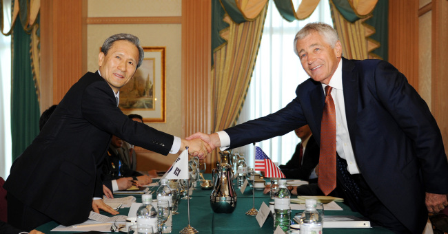 김관진(정무직공무원/전육군/국방부장관),척헤이글(ChuckHagel/정치인)
South Korean Defense Minister Kim Kwan-jin shakes hands with U.S. Defense Secretary Chuck Hagel during their bilateral meeting on the sidelines of the ASEAN Defense Ministers Meeting-Plus in Bandar Seri Begawan, Brunei, Wednesday.   Defense Ministry