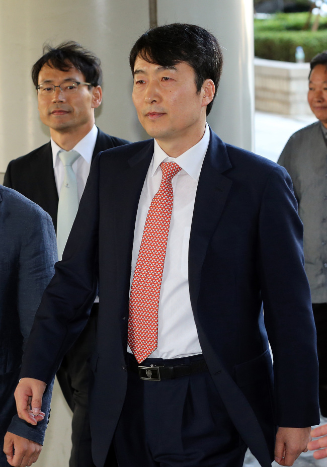 이석기(국회의원/통합진보당국회의원)
국가정보원은 28일 국가 기간 시설 파괴를 모의하고, 인명살상 방안을 협의한 혐의로 통합진보당 이석기 의원의 자택과 사무실에 대한 압수수색에 착수하고, 같은 혐의로 홍순석 통합진보당 경기도당 부위원장 등 3명을 체포했다.