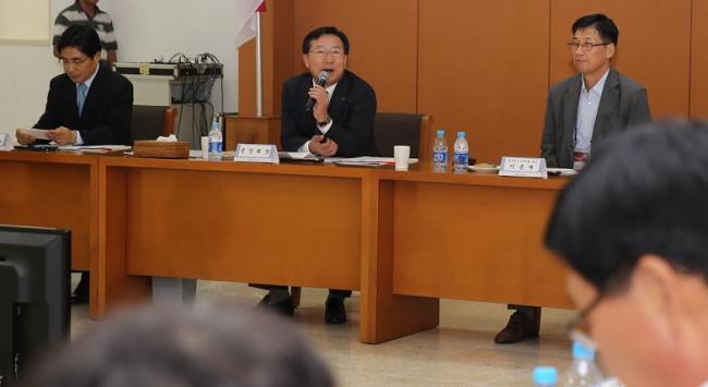 김기문(기업인/로만손대표이사사장/중소기업중앙회회장/국세행정위원회위원장)
중소기업중앙회가 28일 아세안(ASEAN) 맹주국 인도네시아에서 ‘2013 백두포럼’을 열고 현지 진출방안과 성공사례 등을 공유했다. 중기중앙회와 중소기업학회는 2010년부터 매년 전문가들을 초청해 우리나라 중소기업 진출이 활발한 지역을 돌며 백두포럼을 열고 있다.