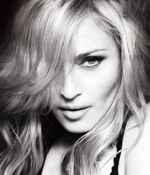 마돈나(Madonna/가수/영화감독)
수입 1위 주인공은 팝의 여왕 마돈나였다. 포브스에 따르면 마돈나는 지난 1년간 1억2500만 달러(1395억 원)를 벌었다. 마돈나는 12번째 앨범 ‘MDNA’ 월드투어 진행과 의류, 향수 판매를 통해 수익을 올렸다.