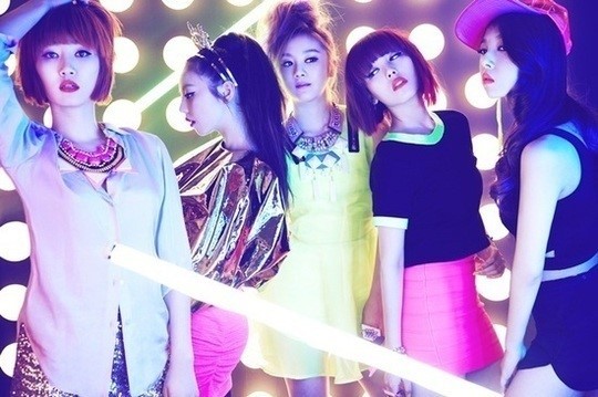 예은(박예은/가수/작곡가/원더걸스),소희(안소희/가수/영화배우/원더걸스),혜림(가수/원더걸스),선예(민선예/가수/원더걸스),유빈(김유빈/가수/원더걸스)
JYP 엔터테이먼트는 29일 “구체적으로 의논된 바가 없다”며 원더걸스 해체설을 일축했다.