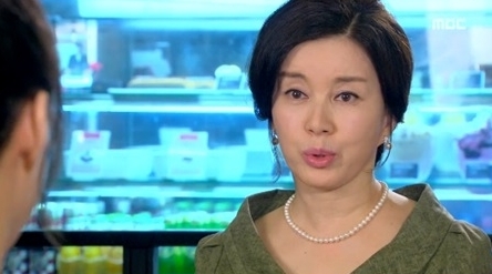 임예진(임기희/탤런트/영화배우)
28일 방송된 MBC 일일드라마 ‘오로라 공주’(극본 임성한/연출 김정호 장준호) 72회에서는 왕여옥(임예진 분)과 노다지(백옥담 분)의 대화를 통해 미국드라마에 대한 언급이 등장했다고 뉴스엔이 전했다.  왕여옥은 미용실 직원이었던 예비 며느리 노다지에게 헤어스타일에 대한 조언을 구했고 노다지는 “미국 드라마 보면 환갑 지나도 긴 머리 늘어트리지 않냐”며 왕여옥에게 긴 머리를 권했다.