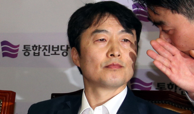 Rep. Lee Seok-ki listens to an aide at the Unified Progressive Party conference at the National Assembly on Thursday. Park Hyun-koo/The Korea Herald
