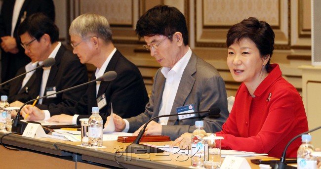 박근혜 대통령이 29일 오전 청와대에서 열린 국민경제자문회의 제2차 회의를 주재하고 있다.2013.8.29.<br />정희조 기자/checho@heraldcorp.com
박근혜 대통령이 29일 오전 청와대에서 열린 국민경제자문회의 제2차 회의를 주재하고 있다.2013.8.29.
정희조 기자/checho@heraldcorp.com
“중산층 복원 방안을 찾아라”