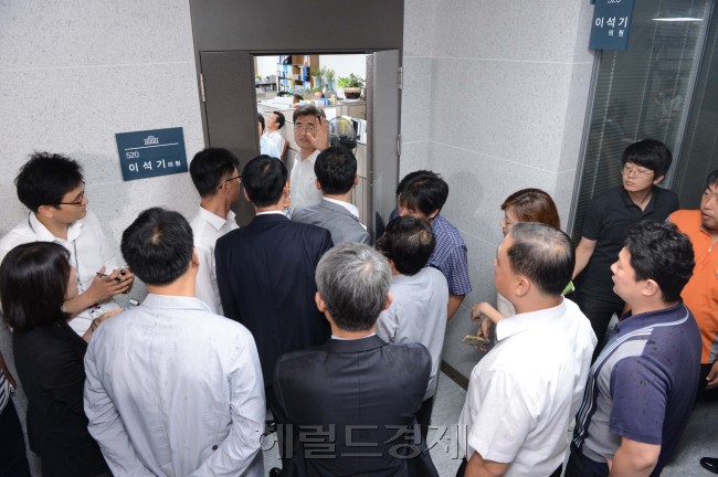 29일 오전 국회 의원회관 이석기 의원실에서 압수수색을 나온 국정원 직원과 통합진보당 관계자들이 대치하고 있다./박현구 기자 phkoo@ 2013.08.29
29일 오전 국회 의원회관 이석기 의원실에서 압수수색을 나온 국정원 직원과 통합진보당 관계자들이 대치하고 있다./박현구 기자 phkoo@ 2013.08.29
통합진보당 이석기 의원의 내란음모 혐의를 밝히기 위한 압수수색이 시작된 가운데, 29일 오전 국회 의원회관 이석기 의원실에서 압수수색을 나온 국가정보원 직원과 통합진보당 관계자들이 대치하고 있다. 박현구 기자/phko@heraldcorp.com