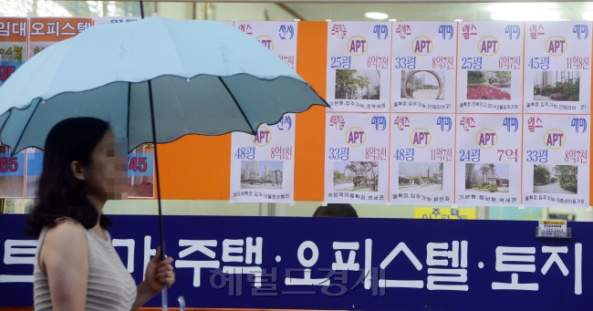 정부가 지난 28일 전·월세난 해소를 위해 부동산 규제 완화와 임대 공급 확대, 금융지원을 확대하는 종합대책을 발표한 가운데 29일 오전 서울 송파구의 한 부동산 중개업소 게시판에 안내판이 붙어있다. 박해묵 기자/mook@heraldcorp.com
정부가 지난 28일 전·월세난 해소를 위해 부동산 규제 완화와 임대 공급 확대, 금융지원을 확대하는 종합대책을 발표한 가운데 29일 오전 서울 송파구의 한 부동산 중개업소 게시판에 안내판이 붙어있다.  박해묵 기자/mook@heraldcorp.com