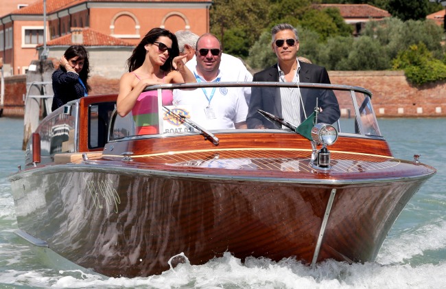 산드라블록(SandraBullock/영화배우),조지클루니(GeorgeClooney/영화배우/영화감독)
U.S. actor George Clooney (right) steers a boat next to actress Sandra Bullock before a photocall for the movie “Gravity,” presented out of competition on the opening day of the 70th Venice Film Festival on Wednesday at Venice Lido. AFP-Yonhap News