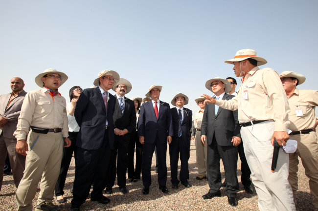 Hanwha E&C vice chairman Kim Hyun-chung (third from right) and Sami R. Al-Araji (second from left, front row), chairman of Iraq’s National Investment Commission, visit the construction site of Bismayah New City.   Hanwha Group
